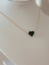 Cargar imagen en el visor de la galería, Necklace corazón azabache
